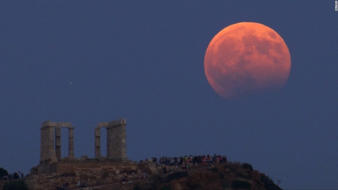 Esplendorosa luna llena sobre antiguo templo griego - CNN Video