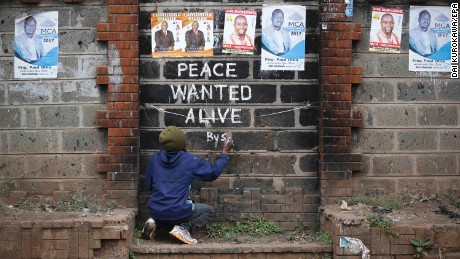 Street artist Solomon Muyundo, also known as Solo7, paints a message of peace on the wall in Kibera slum, one of Odinga&#39;s strongholds in the capital Nairobi on Wednesday.