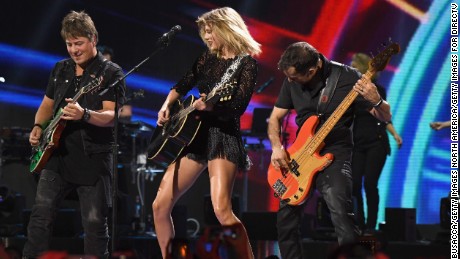 HOUSTON, TX - FEBRUARY 04:  Musician Taylor Swift performs onstage during the 2017 DIRECTV NOW Super Saturday Night Concert at Club Nomadic on February 4, 2017 in Houston, Texas.  (Photo by Larry Busacca/Getty Images for DIRECTV)