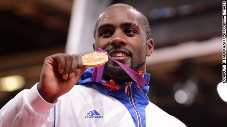 France&#39;s Teddy Riner poses with his gold medal on the podium after he won the men&#39;s  +100kgs final contest match of the judo event at the London 2012 Olympic Games on July 28, 2012 in London.      AFP PHOTO / TOSHIFUMI KITAMURA        (Photo credit should read TOSHIFUMI KITAMURA/AFP/GettyImages)