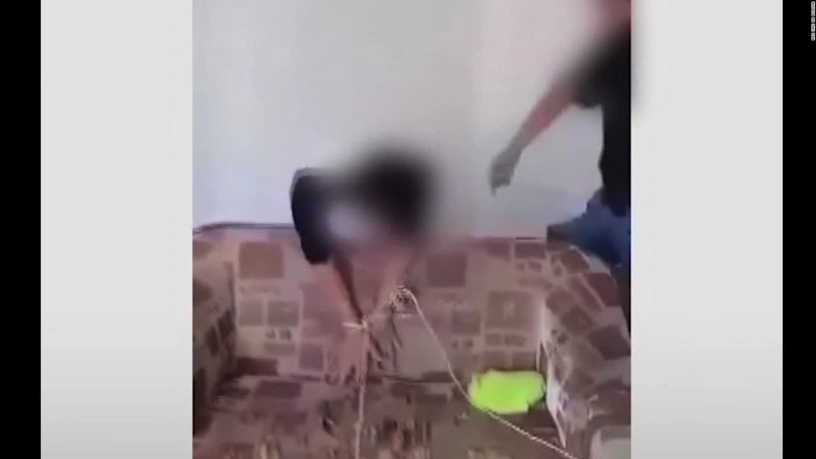 El perturbador video de un padre dando una paliza a su hijo por llegar  borracho - CNN Video