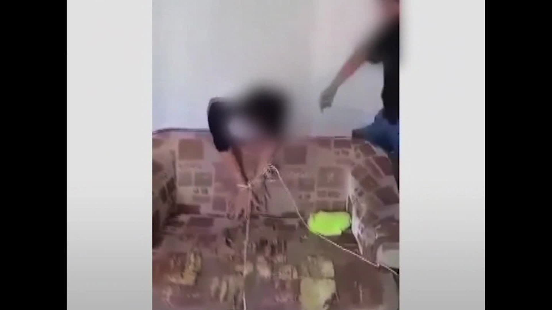 El perturbador video de un padre dando una paliza a su hijo por llegar borracho image photo