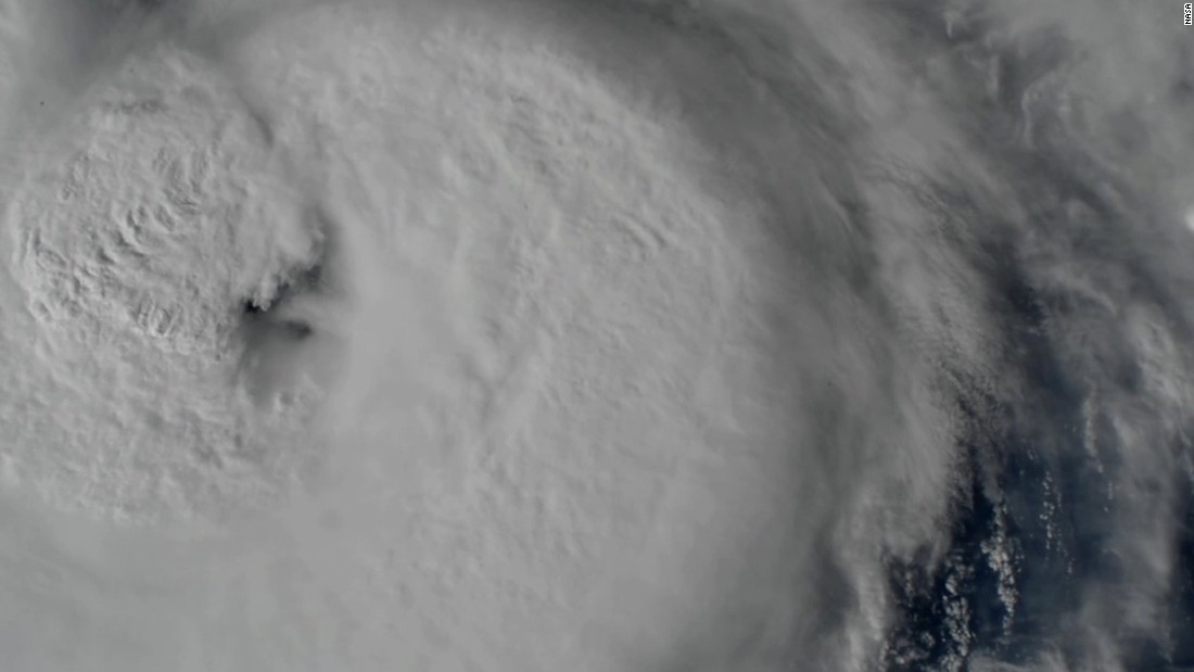 Así se ve el huracán Harvey desde el espacio - CNN Video