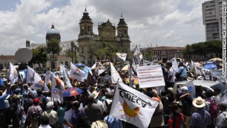 cnnee lkl michelle mendoza ciudad de guatemala protestas vs jimmy morales ivan velasquez cicig_00004230