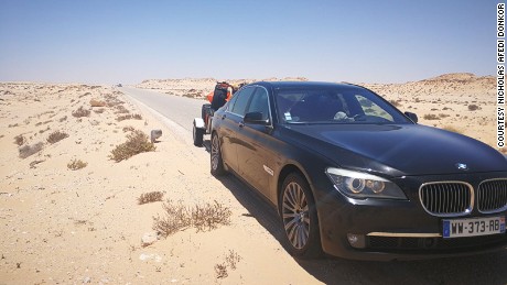 La BMW de Donkoh sur la route en Mauritanie. 