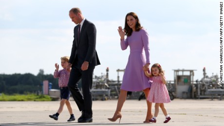 královský pár se svými dvěma dětmi na třídenním turné v Německu 21.července.