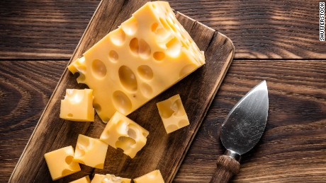 os alimentos são outra fonte real de ansiedade para aqueles com tripofobia. Mesmo algo tão simples como este queijo suíço pode ser desagradável.