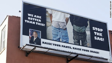 Een quot;Stop the Sag!quot; billboard aan de zijkant van een gebouw in New York. Het doorhangen is eindelijk gestopt, maar niet door een publieke campagne.