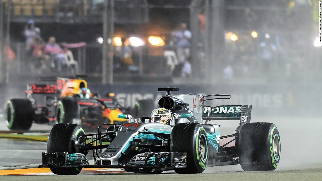 F1 Hamilton Extends Title Lead As Vettel Crashes Out At Rain Hit Singapore Gp Cnn