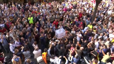cnnee pkg vera catano referendo catalan detenciones funcionarios cataluna rajoy policia consulta_00004328
