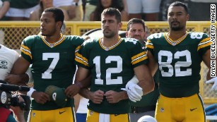 Green Bay Packers, Chicago Bears, fans lock arms during national