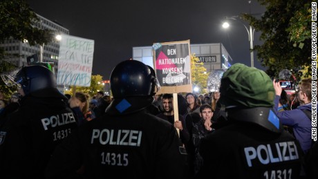 Opponents of the Alternative for Germany (AfD) protest against the result of the AfD.