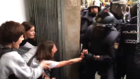 spain catalonia referendum vote riot police soares_00023209