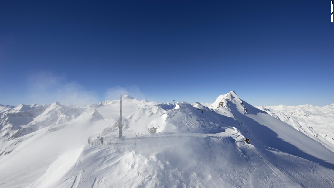 Skiers and snowboarders with strong legs and lungs can walk an extra 20 minutes above the Schwarze Schneid II gondola above Rettenbach to access the Schwarze Schneid viewing platform at 3,340 meters. The reward is spectacular 360-degree vistas across the Alps and the Dolomites. 