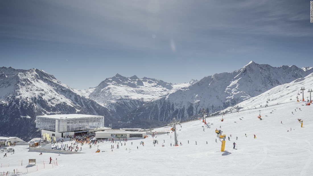 The recently installed high-speed Giggijochbahn whisks skiers up into Soelden&#39;s ski area with minimum delays.