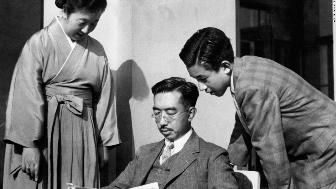 Akihito peers over the shoulder of his father, Emperor Hirohito.
