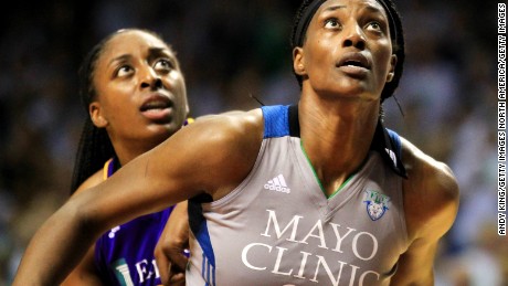 Forget the NFL ... women&#39;s basketball players take powerful stand on social justice