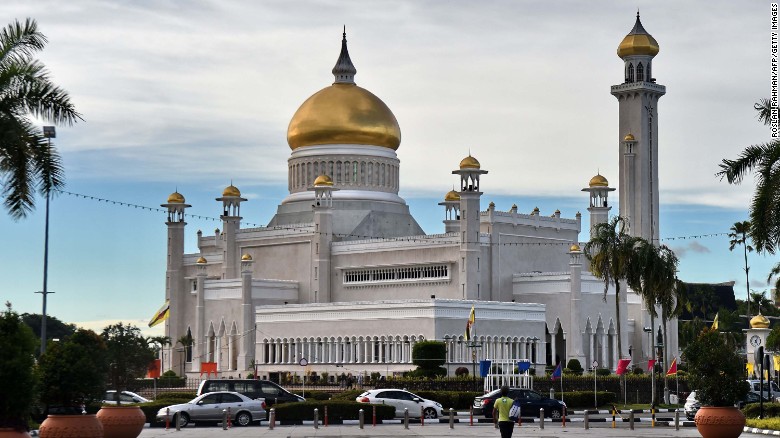 A view of Brunei&#39;s Sultan Omar Ali Saifuddin mosque (C) in Bandar Seri Begawan on October 4, 2017. 