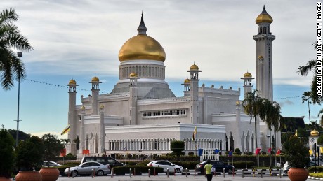 A view of Brunei&#39;s Sultan Omar Ali Saifuddin mosque (C) in Bandar Seri Begawan on October 4, 2017. 