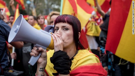BARCELONA, SPAIN - SEPTEMBER 30:  Anti-independence demonstrators march in protest against the independence referendum on September 30, 2017 in Barcelona, Spain. The Catalan government is keeping with its plan to hold a referendum, due to take place on October 1, which has been deemed illegal by the Spanish government in Madrid.  (Photo by Chris McGrath/Getty Images)
