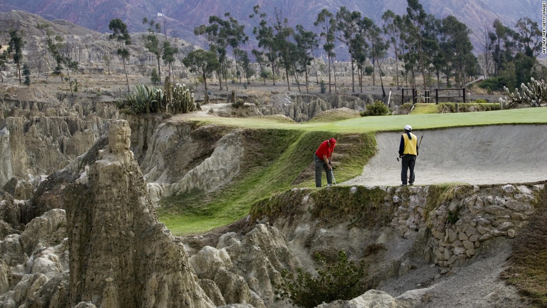 Bolivia&#39;s La Paz Golf Club is considered to be the highest in the world, with parts of the course 3,342 meters (almost 11,000 feet) above sea level.