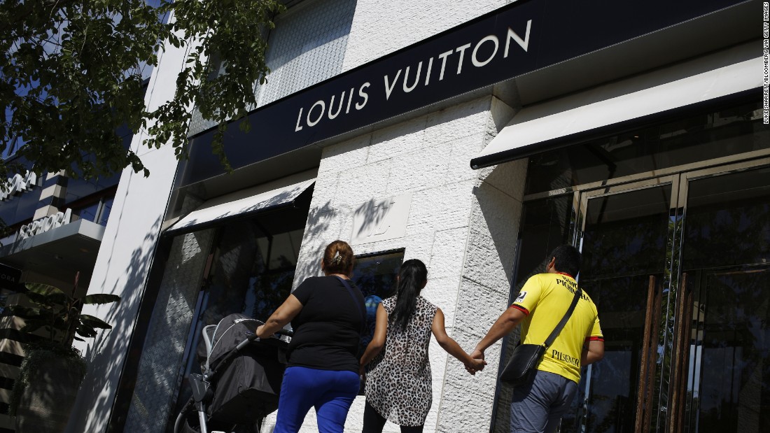 Ohio smash-and-grab: Thieves ram U-Haul into Louis Vuitton store, taking $150,000 - CNN