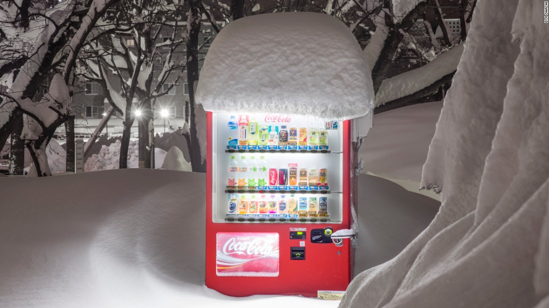 the-beauty-of-japans-lonely-vending-machines
