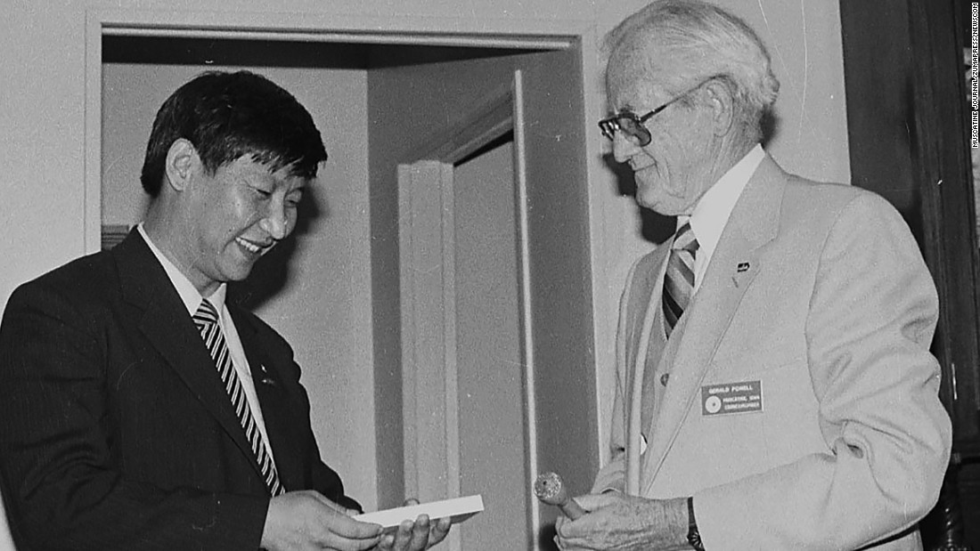 Xi receives a key to the city from Muscatine Mayor Gerald Powell.