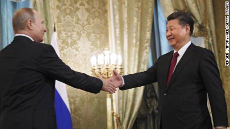 Председатель КНР Си Цзиньпин (справа) обменивается рукопожатием с президентом России Владимиром Путиным перед встречей 4 июля 2017 года в Кремле в Москве.