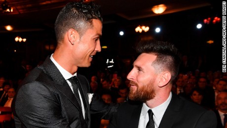 Nominees for the Best FIFA football player, Barcelona and Argentina forward Lionel Messi (R) and Real Madrid and Portugal forward Cristiano Ronaldo (L) chat before taking their seats for The Best FIFA Football Awards ceremony, on October 23, 2017 in London. / AFP PHOTO / Ben STANSALL        (Photo credit should read BEN STANSALL/AFP/Getty Images)