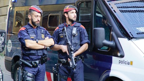 Catalan police were seen guarding the entrance of the Catalan government&#39;s headquarters in Barcelona on October 30, 2017.