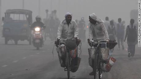 Indian commuters drive amid heavy smog in New Delhi on November 7, 2017.
New Delhi woke up to a choking blanket of smog on November 7 as air quality in the world's most polluted capital city reached hazardous levels. The US embassy website said levels of the fine pollutants known as PM2.5 that are most harmful to health reached 703 -- well over double the threshold of 300 which authorities class as hazardous.

 / AFP PHOTO / PRAKASH SINGH        (Photo credit should read PRAKASH SINGH/AFP/Getty Images)