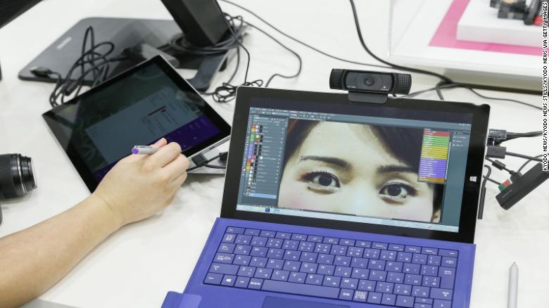 L'outil de conception de maquillage de Panasonic comprend un logiciel d'édition qui, en mode de simulation vidéo, utilise une vidéo en direct comme toile de fond.  Les utilisateurs peuvent appliquer du maquillage sur leur image, obtenant une projection réaliste de leur relooking virtuel.