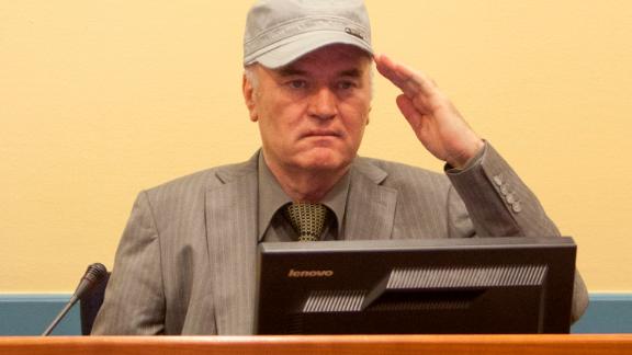 Ratko Mladic faz sua primeira aparição no Tribunal Criminal Internacional em 3 de junho de 2011 em Haia, Holanda.  O ex-líder do exército sérvio da Bósnia, Ratko Mladic, fará sua primeira aparição no tribunal de crimes de guerra de Haia após ser declarado apto a ser julgado.  Mladic foi preso há uma semana depois de se esconder nos últimos 16 anos e é acusado de atrocidades cometidas durante a guerra da Bósnia.  (Foto Serge Ligtenberg / Getty Images)