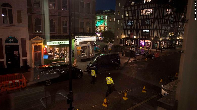 Oxford Circus London Police Want To Speak To 2 Men Cnn