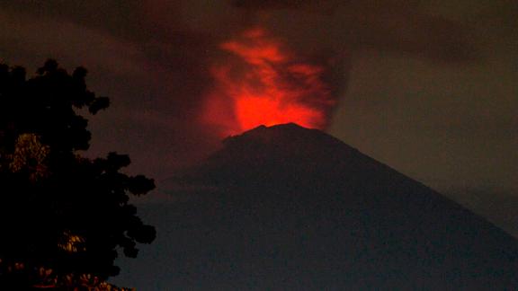 Indonesia volcano: Mount Agung eruption closes Bali's main airport | CNN