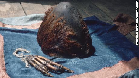Un crâne et une main conservés qui seraient ceux d'un Yéti ou d'un abominable homme des neiges étaient exposés au monastère de Pangboche en avril 1976. La main a ensuite été volée.