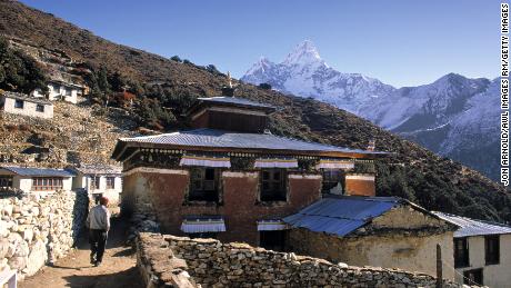 Le fondateur du monastère de Pangboche à Khumbu, au Népal, avec sa belle vue sur l'Everest, était un ermite qui, selon la légende, était soigné par des Yétis amicaux qui lui apportaient nourriture, carburant et boisson.
