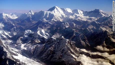 De Everest Himalaya Range in Nepal is de thuisbasis van 's werelds hoogste berg en verschillende bedreigde berensoorten die zijn aangezien voor Yeti's. 