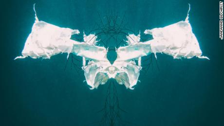 Frilansfotografen skaper kaotiske bilder av forurenset hav