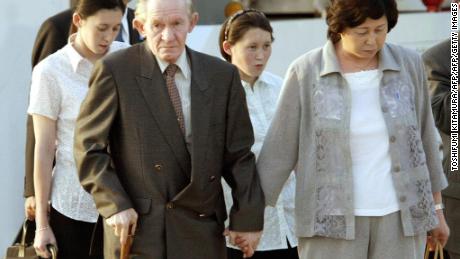 Former US soldier Charles Robert Jenkins arrives in Tokyo International Airport with his wife, Hitomi Soga and North-korea born daughters Mika (back L) and Brinda (2nd R) in July 2004.  