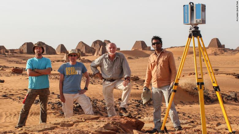 El equipo del Proyecto Zamani en Meroë, Sudán
