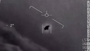 Videoda, donanma jetinin bir UFO ile karşılaşması gösteriliyor, diyor grup