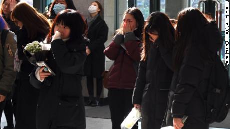 Tearful fans gather at a mourning altar for Jonghyun at a hospital in Seoul on December 19, 2017.