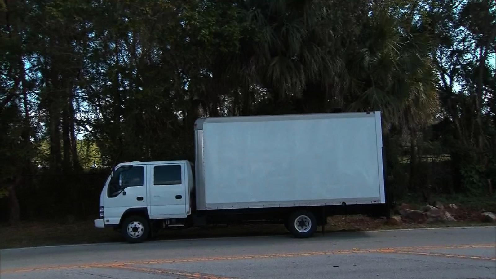 Truck blocks cameras from showing Trump golfing - CNN Video