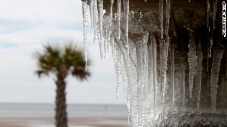 Snow hits Tallahassee for first time since 1989