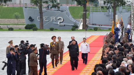 Der nordkoreanische Führer Kim Jong Un salutiert, als er am 27. Juli 2013 vor der USS Pueblo in Pjöngjang spazieren geht.
