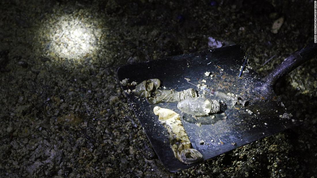 Among the components of fatbergs are grease, cooking fats, nappies, wet wipes, but also dangerous materials such as lights bulbs and hypodermic needles.