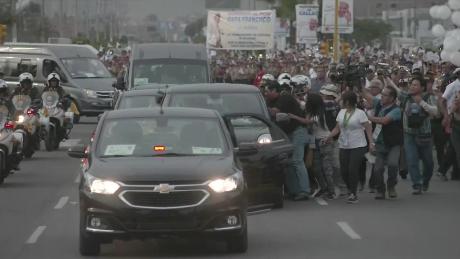 Rompen cerco de seguridad del papa Francisco en Lima