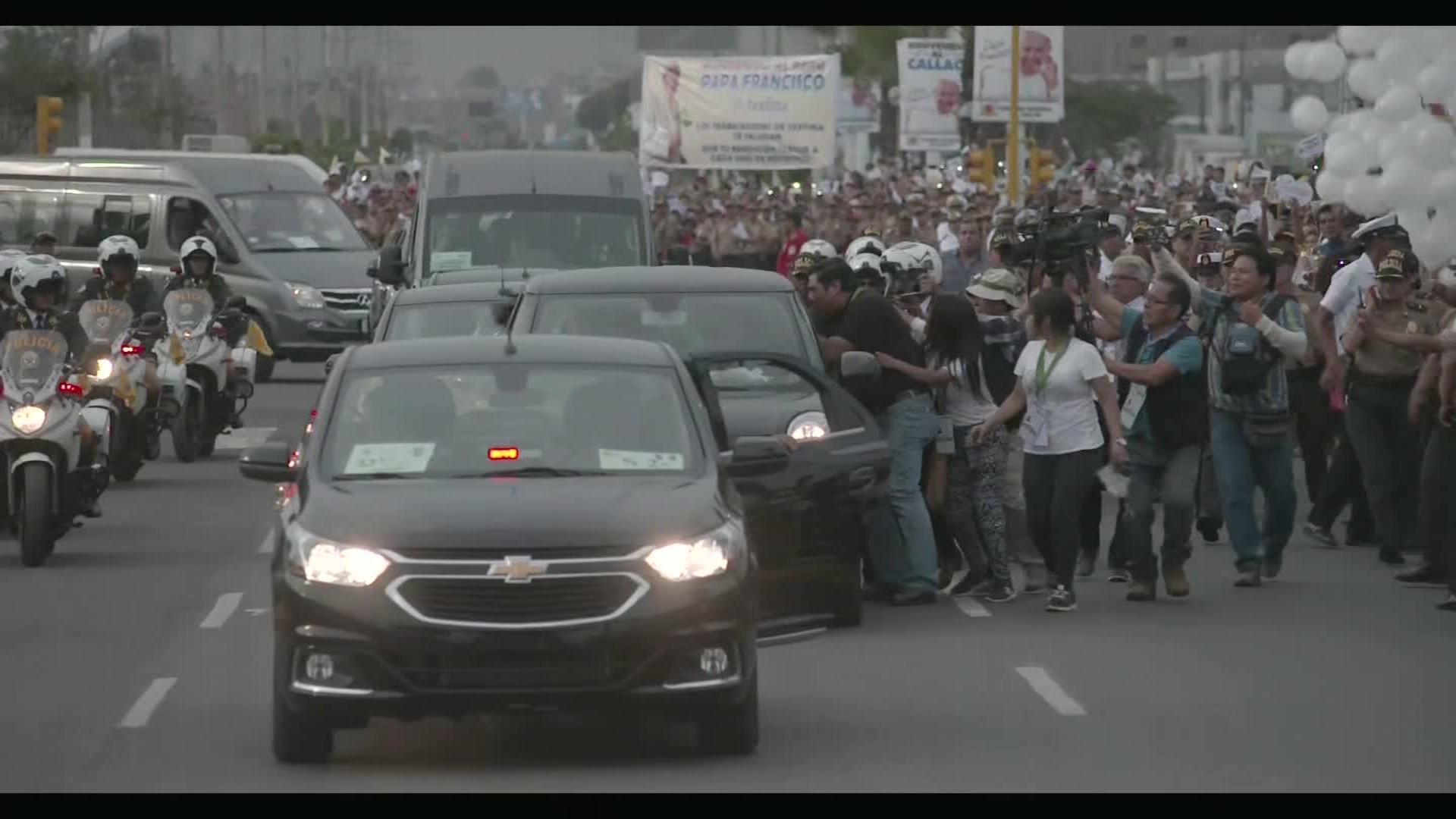 Rompen cerco de seguridad del papa Francisco en Lima